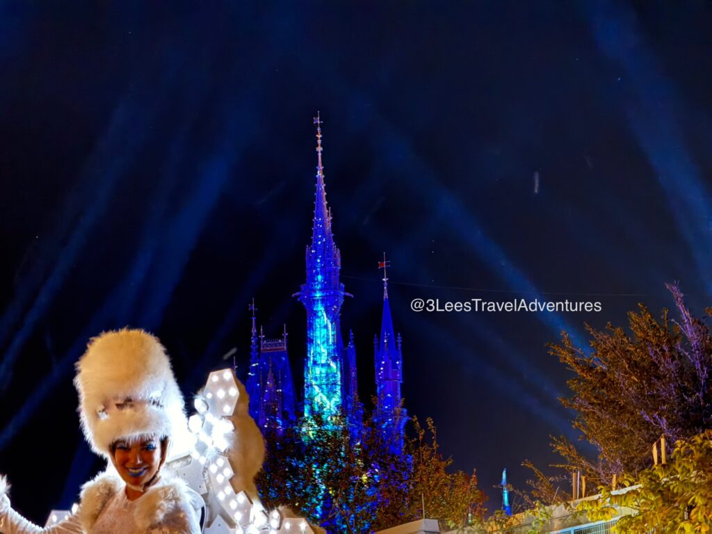 In 2024, Mickey's Very Merry Christmas Party featured some Party Exclusive Stilt Walking Angels with Illuminated Snowflakes that were located on Market Street as you approach Cinderella's Castle.